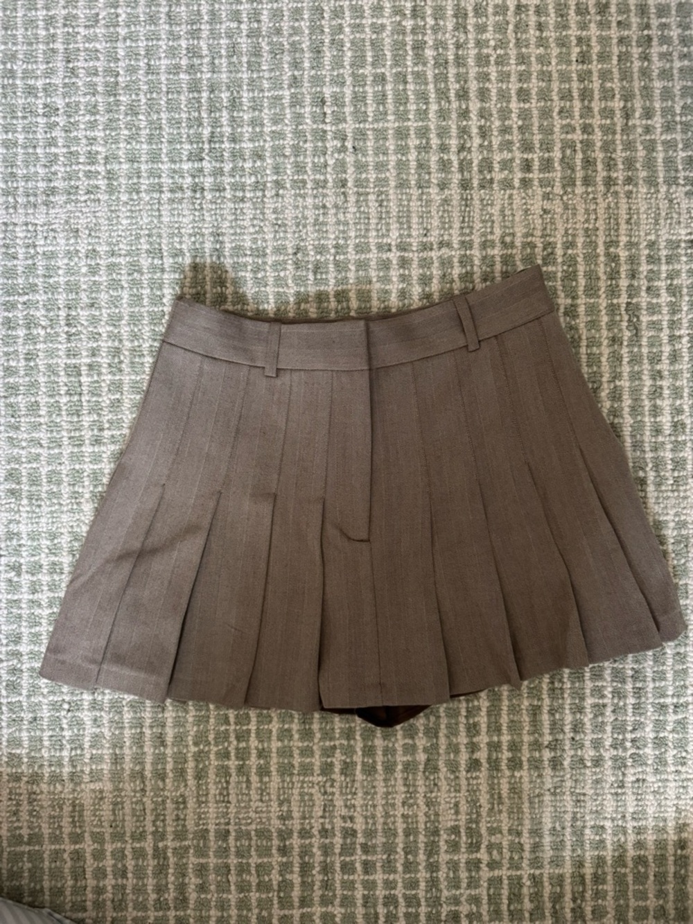 A&F Pleated Mini Skort in Taupe - Picture 3 of 4